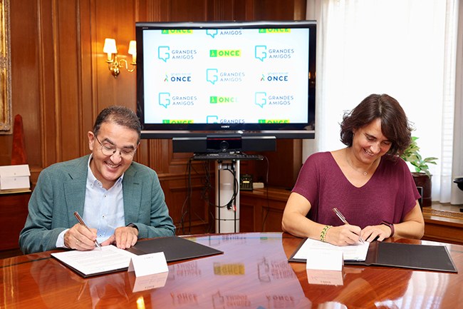 Andrés Ramos y Mercedes Villegas en el momento de la firma