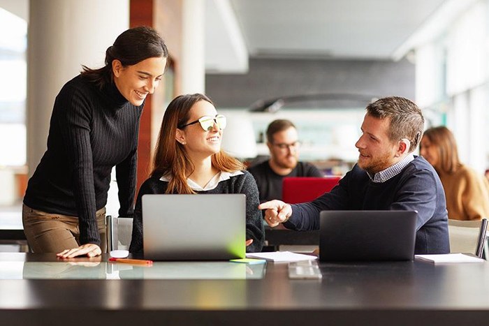 Equipo de trabajo en coworking