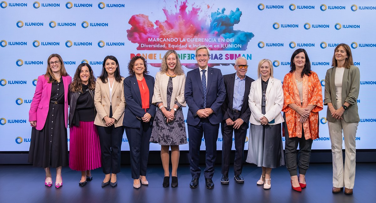 Foto de familia de todos los participantes en la presentación
