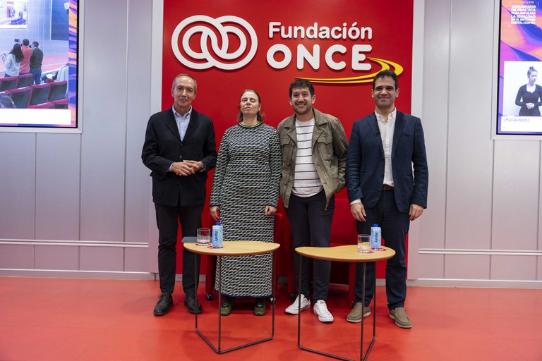 Foto de familia del evento del lanzamiento de la Carta Digital
