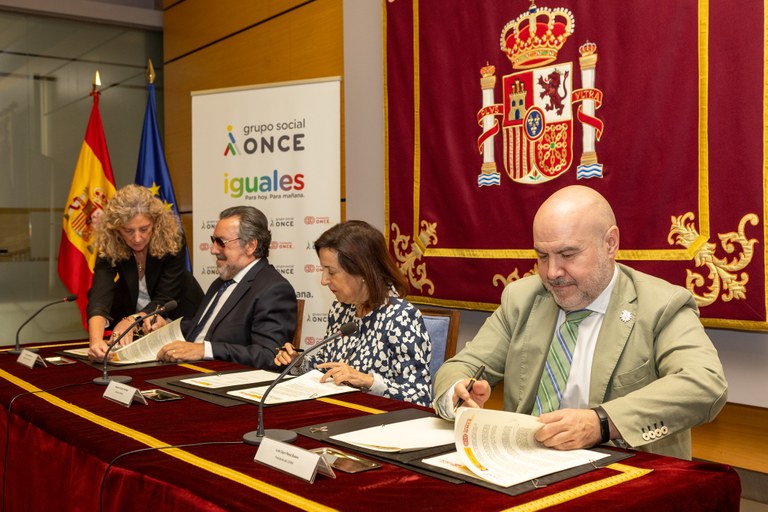 De izda a dcha: Miguel Carballeda, la ministra Margarita Robles  y Luis Cayo Pérez