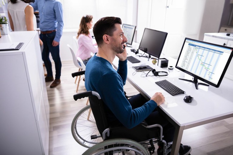 Persona con discapacidad en su puesto de trabajo