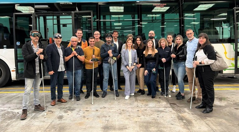Los participantes en la jornada, delante de uno de los autobuses de Avanza | Foto de ONCE