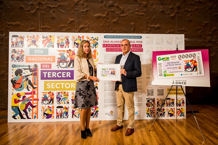 Patricia Sanz y Luciano Poyato muestran el cupón dedicado