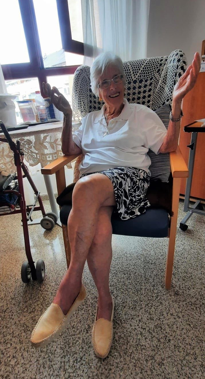Rosario Somoza Jiménez posa sonriente y feliz en su habitación de la residencia donde vive