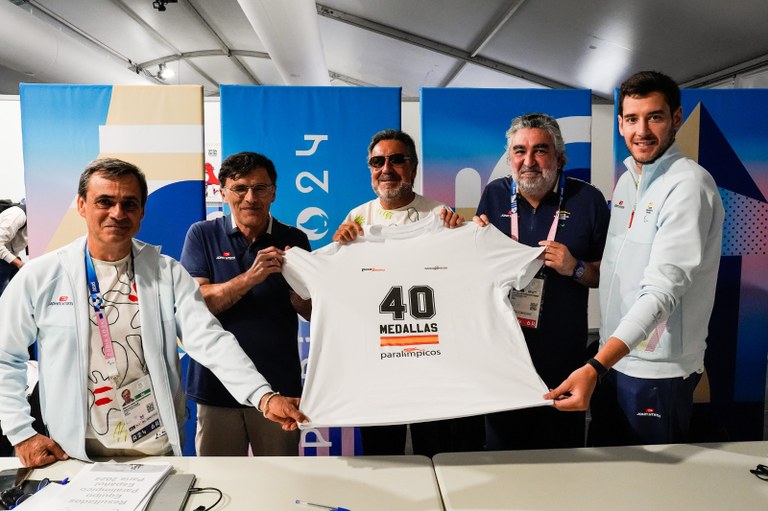 De izda a dcha: Alberto Jofre, Alberto Durán y Miguel Carballeda muestran la camiseta de las 40 medallas de España en París