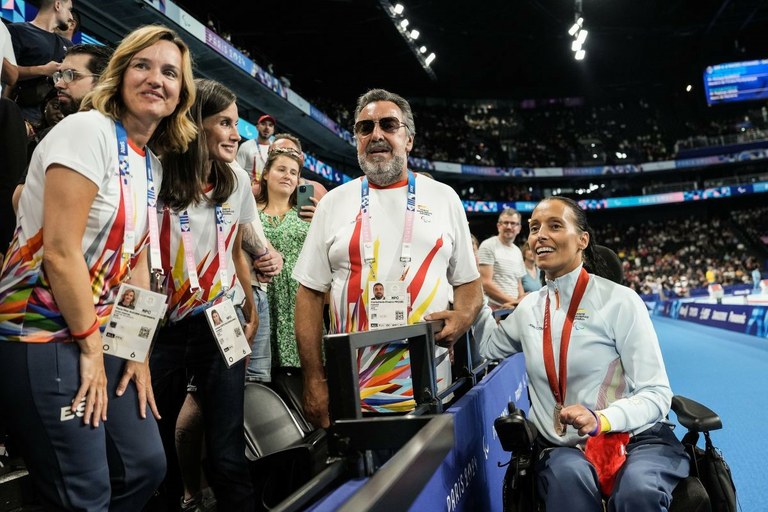 Miguel Carballeda junto a la reina Letizia, la ministra Pilar Alegría y la nadadora Teresa Perales en París