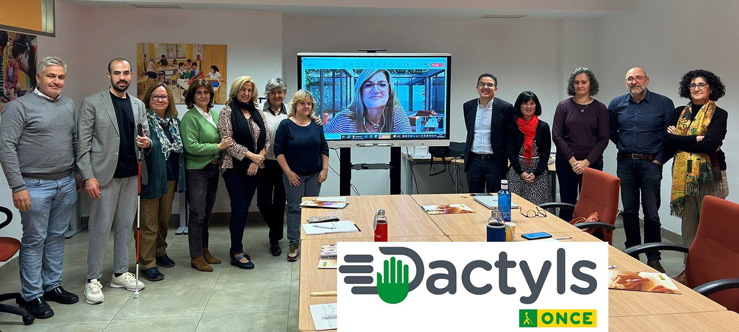 Foto de familia de los miembros entrantes y salientes de la Comisión