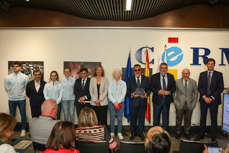 Foto de familia de la entrega del premio CERMI al CPE