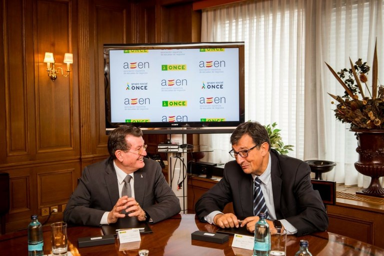 El director general de la ONCE, Ángel Sánchez y el presidente de la AEEN, Antonio Alonso 