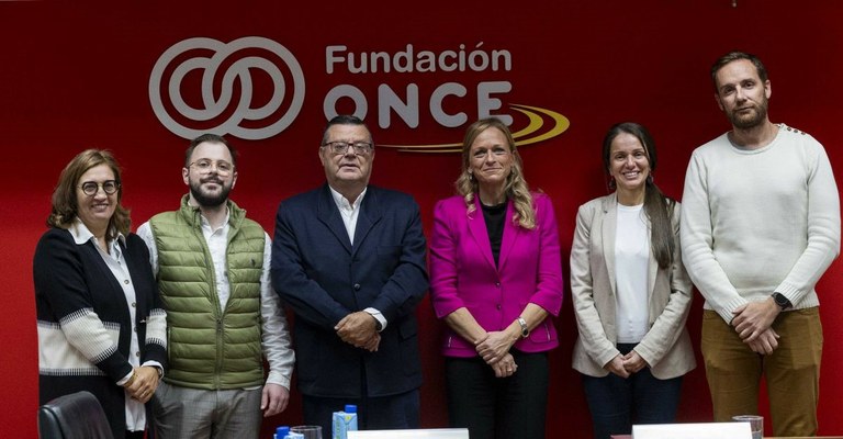 Foto de familia del acuerdo entre CTO y Fundación ONCE