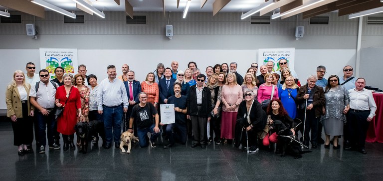 Foto de familia de todos los participantes en el acto del fallo del Concurso Escolar