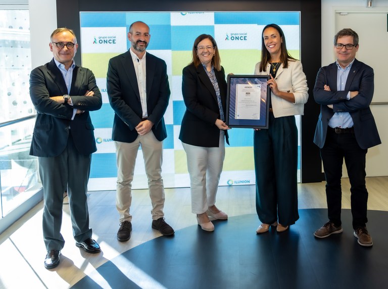 De izquierda a derecha: Javier Mejía, Pedro Pérez, jefe de Experiencia de Empleado y Salud en Ilunion VidaSénior, Mar Sánchez, directora el área de Personas de Ilunion VidaSénior, Carolina Soto, mánager de Sanidad de AENOR, y Cristóbal Cuevas
