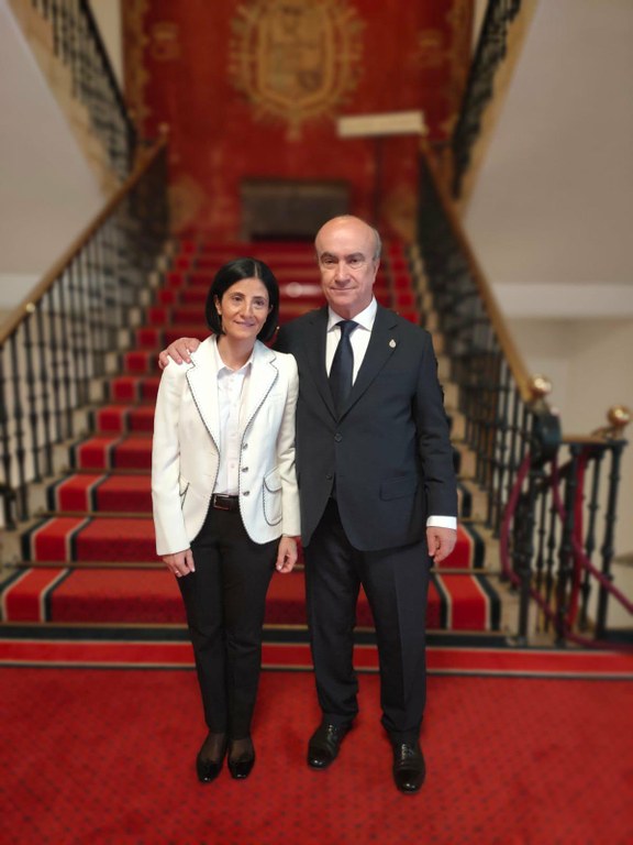 Estefanía Mirpuri junto a Mariano Jabonero 