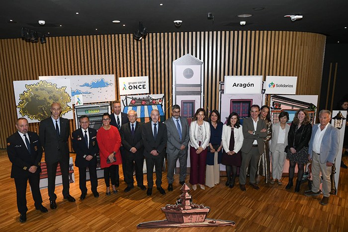 Foto de familia de los premiados y autoridades de los Premios Solidarios Grupo Social ONCE Aragón 2024
