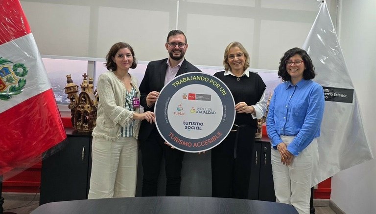 Foto de la familia de la entrega de sello