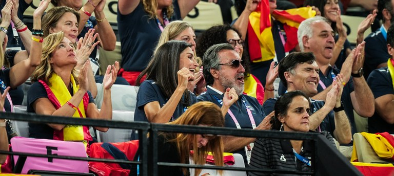 La ministra Alegría, la reina Letizia junto a Miguel Carballeda y Alberto Durán en los JJPP de París