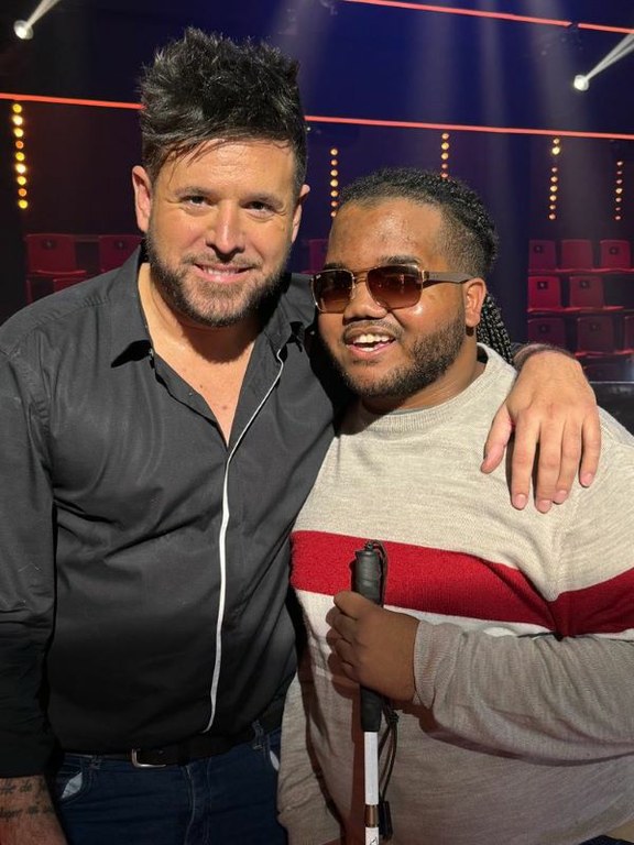 Lucas Feliz posa con su ídolo musical Pablo López