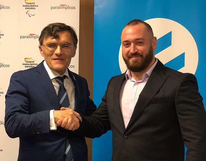 Alberto Durán y Carlos Peralta estrechan sus manos