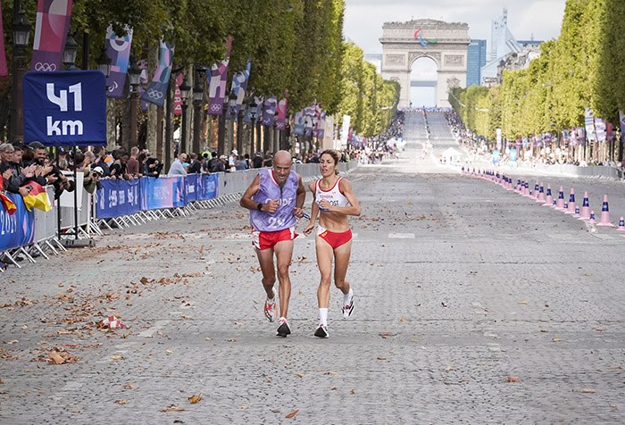Elena Congost y su guía en su llegada a meta en París
