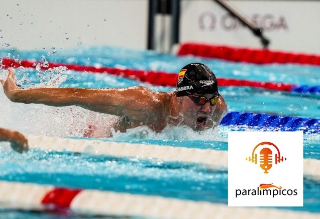 El nadador Enrique Alhambra y el logo del Podcast Paralímpicos