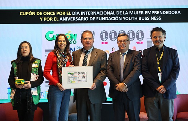 Momento de la entrega del cupón de la ONCE