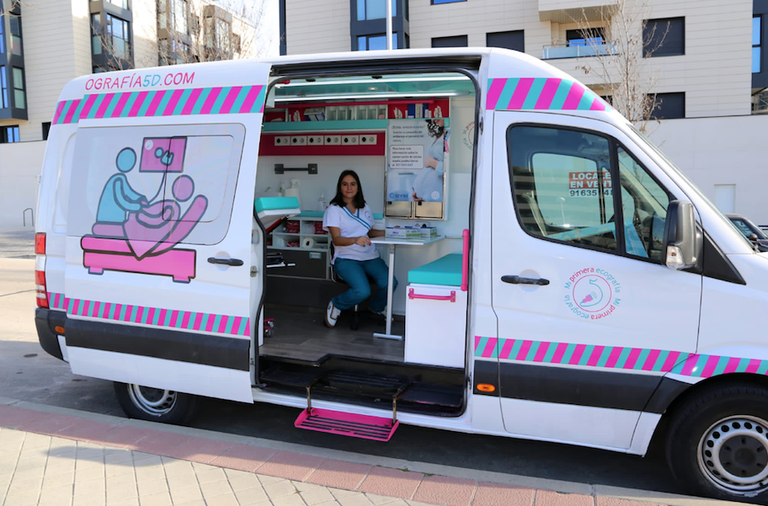 Marina en una ambulancia de la empresa con ecógrafo 5D