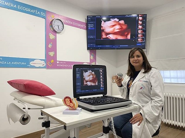 Marina Escrivá en una de sus clínicas ecógrafas