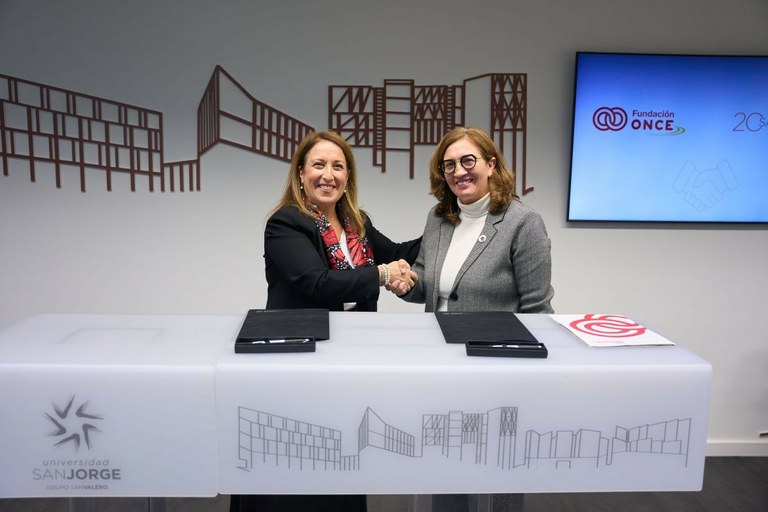 Las firmantes estrechándose la mano | Foto Universidad San Jorge