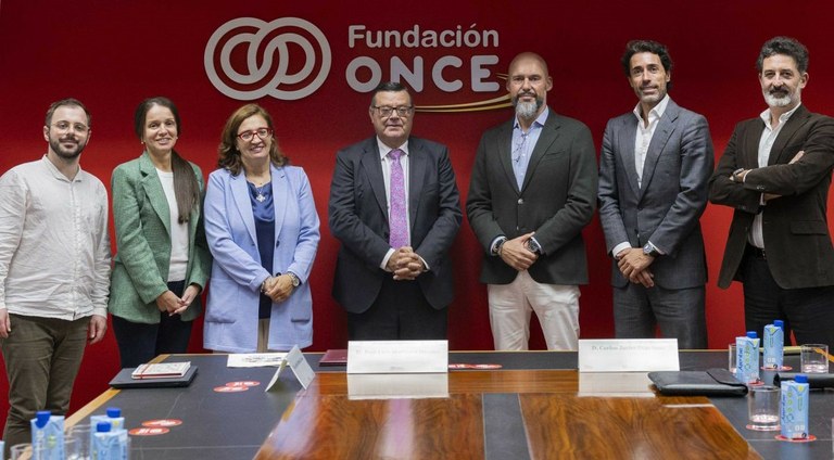 Foto de familia de presentación del acuerdo | Foto de Jorge Villa