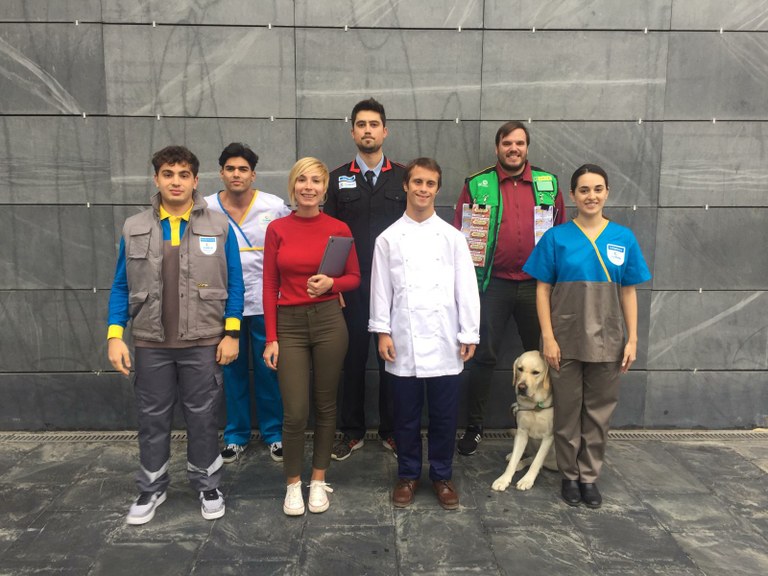 Foto de grupo de diversos trabajadores de todas las áreas y algunos sectores del Grupo Social ONCE