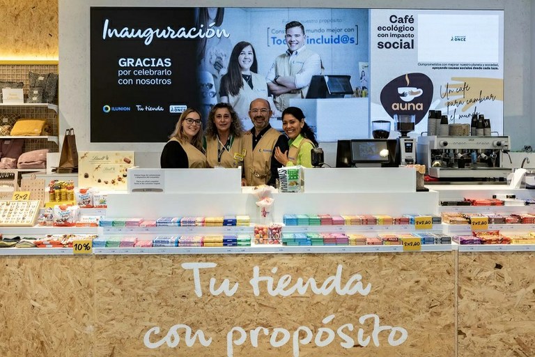 Algunos de los trabajadores de la nueva tienda en el 12 de Octubre