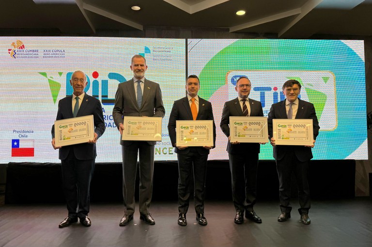 El rey Felipe VI junto al resto de jefes de Estado mostrando el cupón de la ONCE dedicado a la cumbre