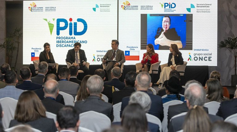 Autoridades, junto al rey Felipe VI, en la presentación de la Tarjeta Iberoamericana de Discapacidad
