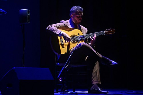 Javi Santiago tocando la guitarra