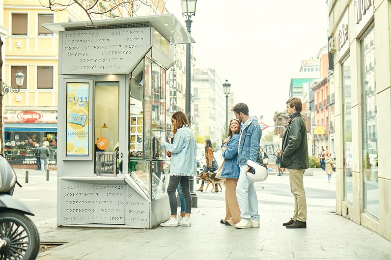 Kiosco de la ONCE con una fila de clientes esperando a ser atendidos