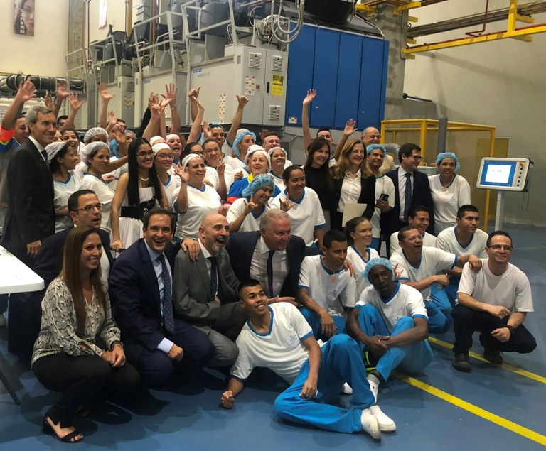 Oñoro junto a la plantilla de trabajadores y responsables de la primera lavandería de Ilunion en Colombia
