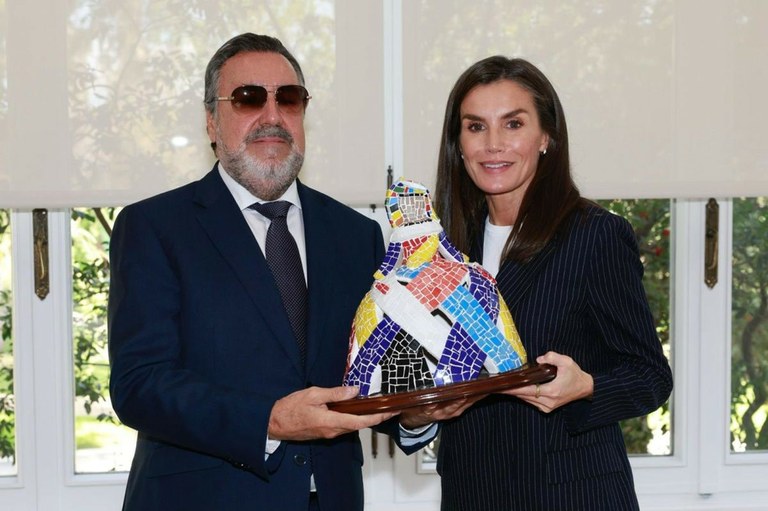 La reina con la menina de barro que le entregó Miguel Carballeda tras la reunión