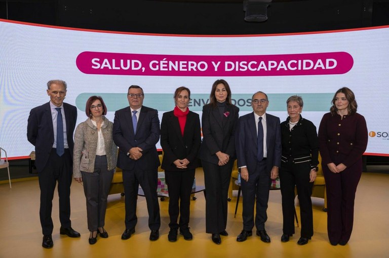 Foto de familia de la ministra con el resto de participantes