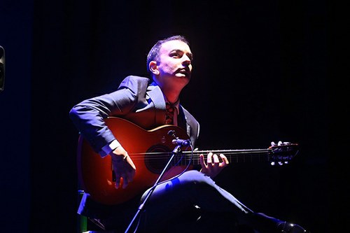 Pablo Campos tocando