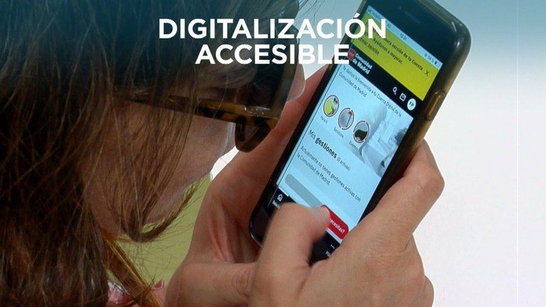 Fátima Peinado comprueba la accesibilidad de las aplicaciones de la CAM