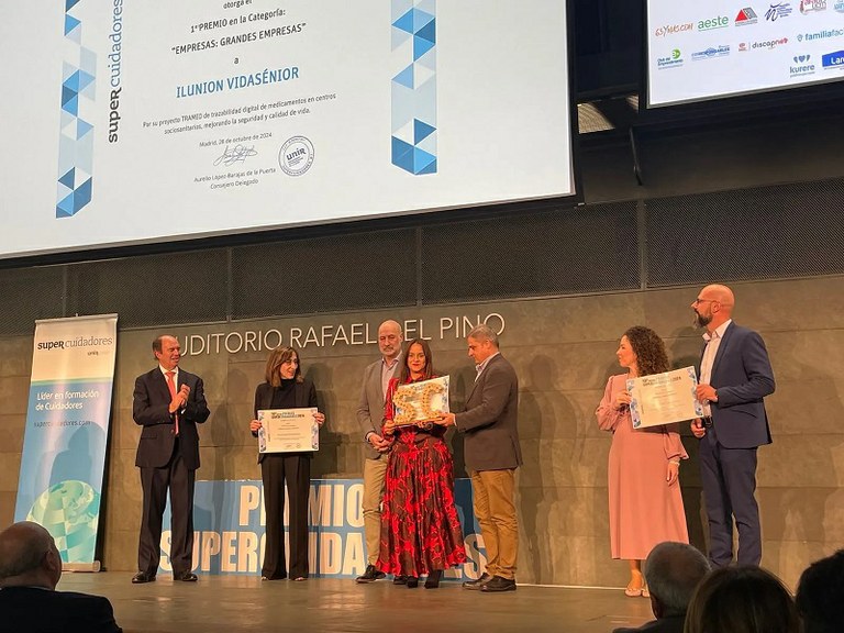 Momento de recoger el premio a Ilunion VidaSénior