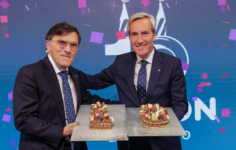 Alberto Durán y Alejandro Oñoro con la tarta de los 10 años de Ilunion
