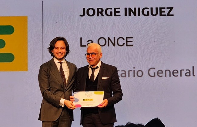 Borja Sáinz entrega el diploma a Jorge Íniguez