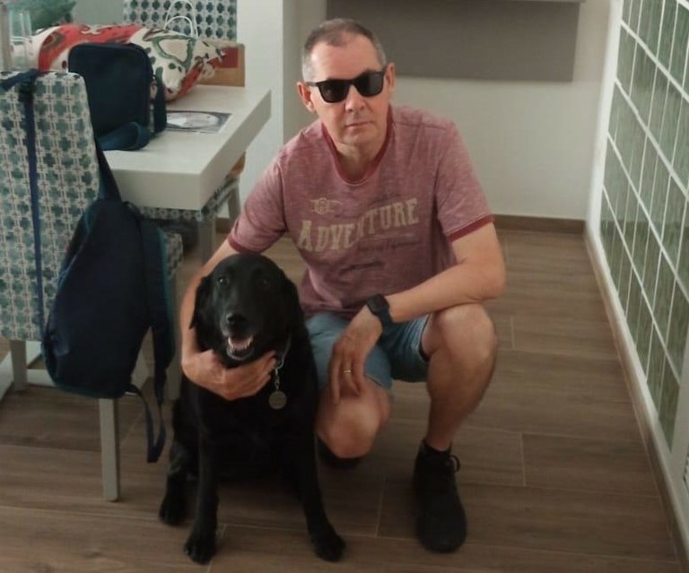 Emilio Silvestre Rives posa con su perro guía Dilma