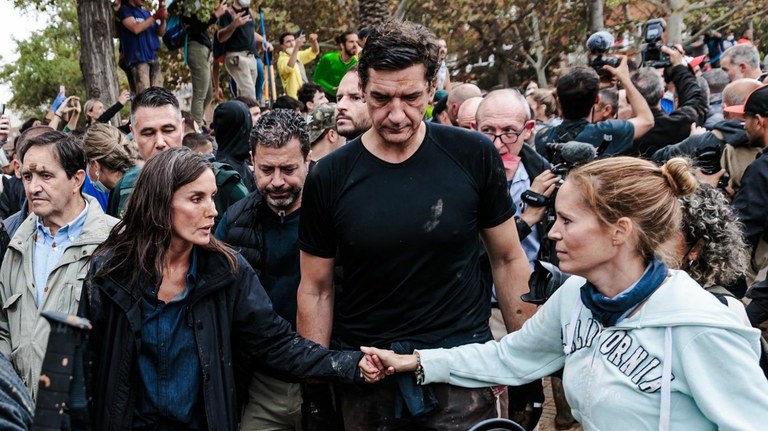 La reina durante su visita a los afectados por la DANA en la localidad de Paiporta 