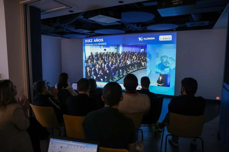Trabajadores siguiendo en directo el acto del 10 aniversario de Torre Ilunion