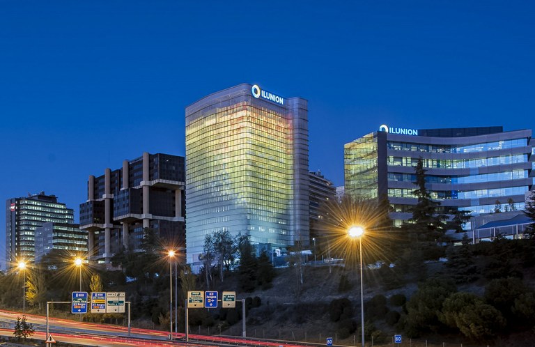 Vista nocturna de Torre Ilunion