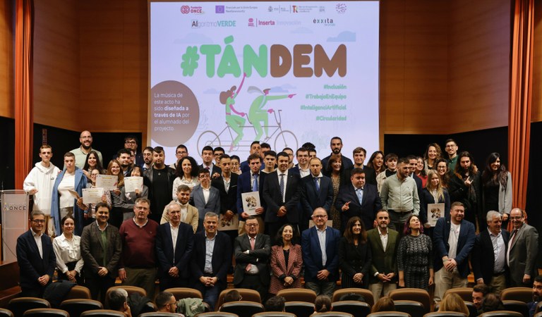 Foto de familia de los jóvenes y las empresas de Tandem Algoritmo Verde