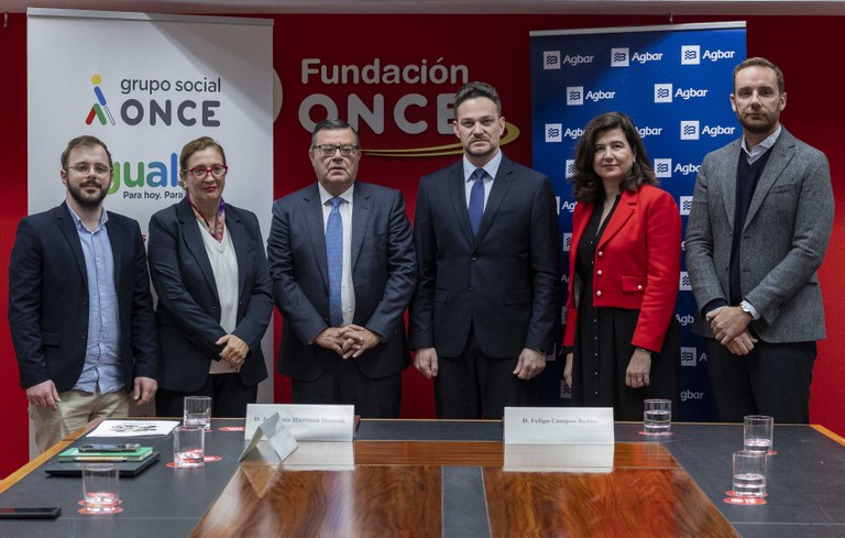 Foto de familia de la firma del acuerdo